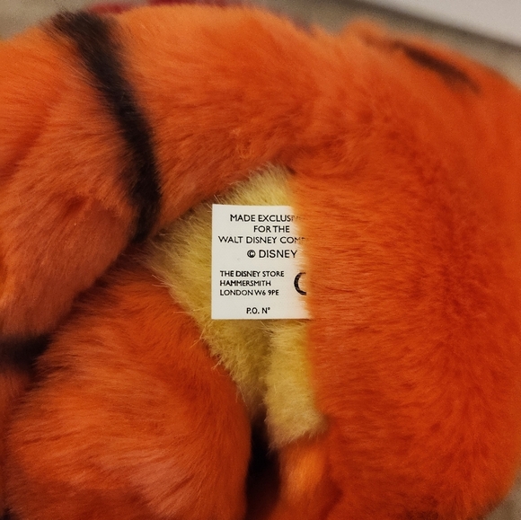 Disney Winnie The Pooh Tiger 2002 Plush Animated NWT Valentines Day Heart #W - Picture 4 of 4